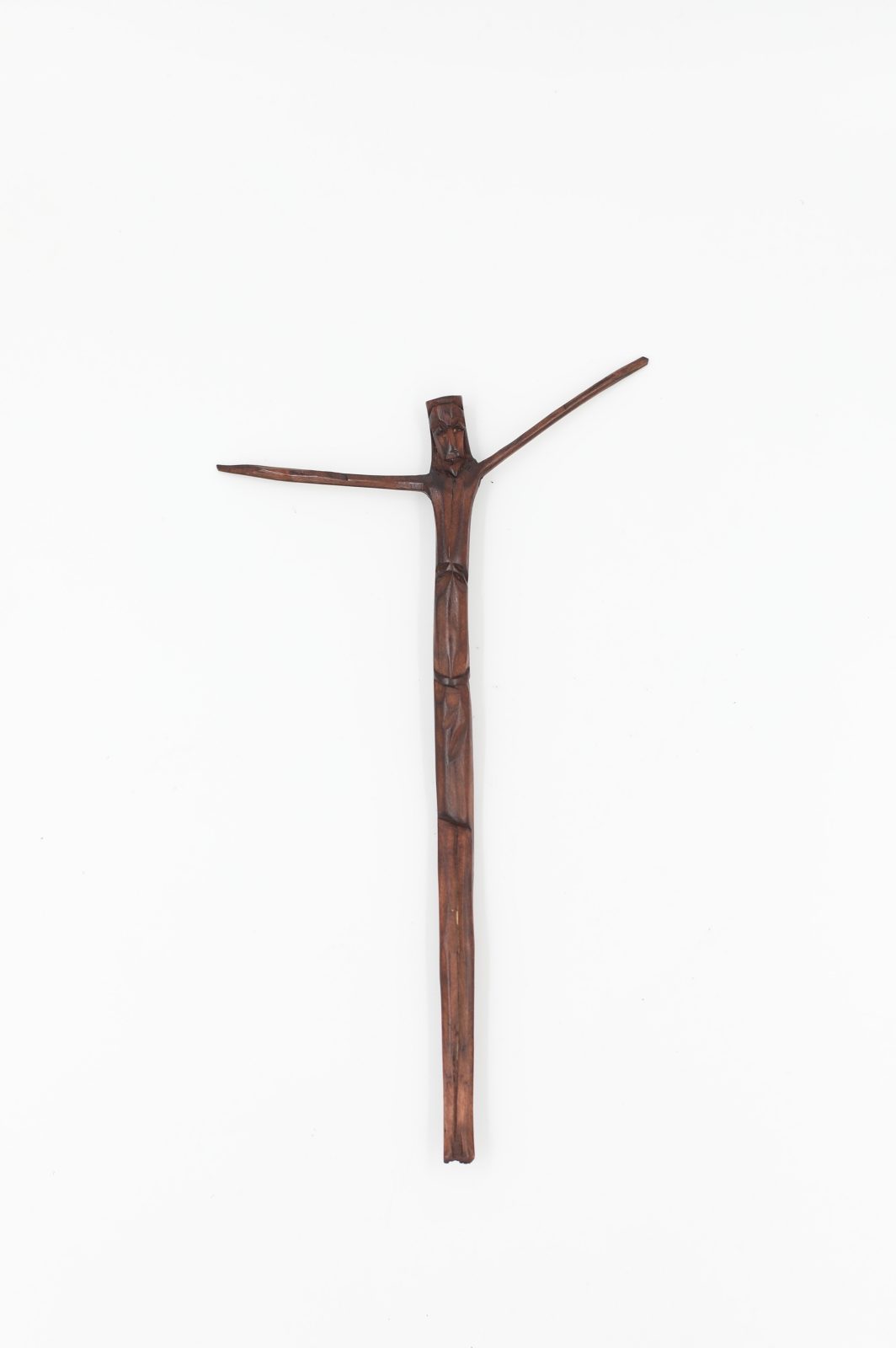 Krzyż rzeźbiony z Rwandy średni