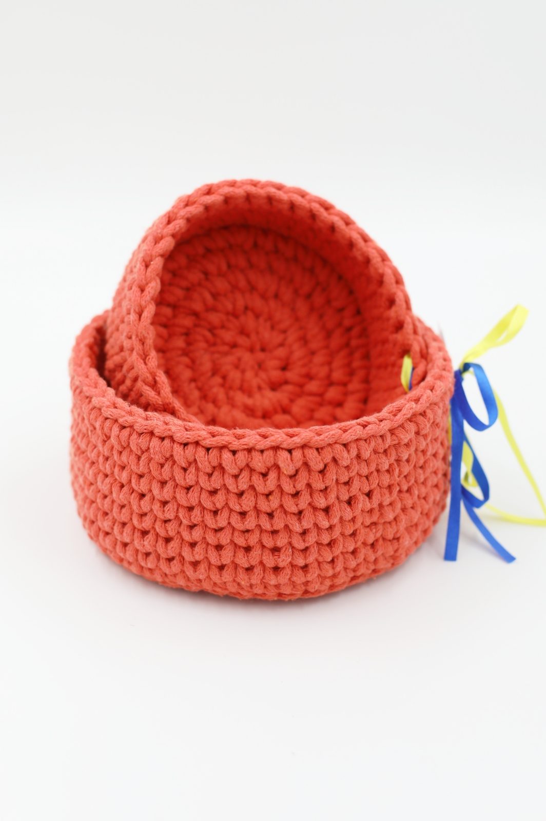 Zestaw plecionych koszy morelowy