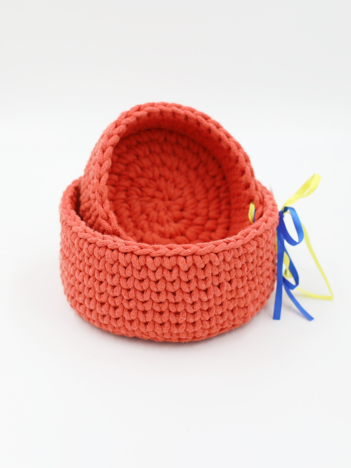 Zestaw plecionych koszy morelowy