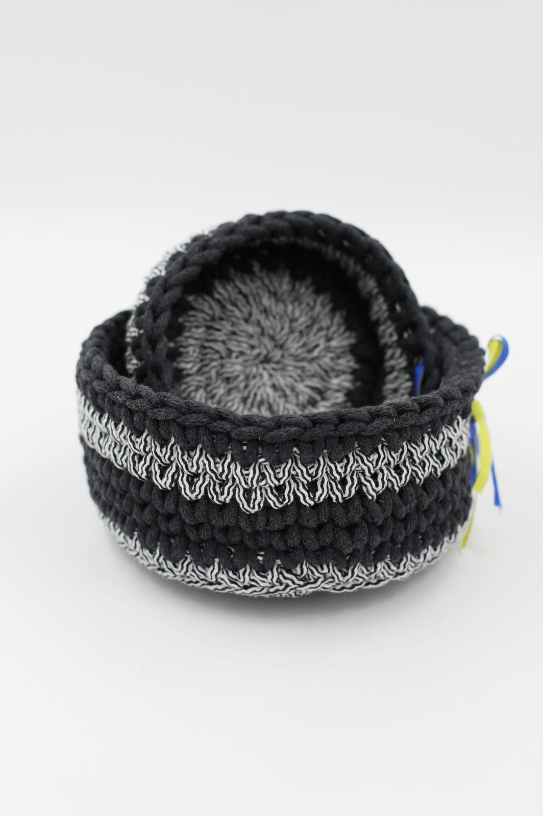 Zestaw plecionych koszy czarno szary