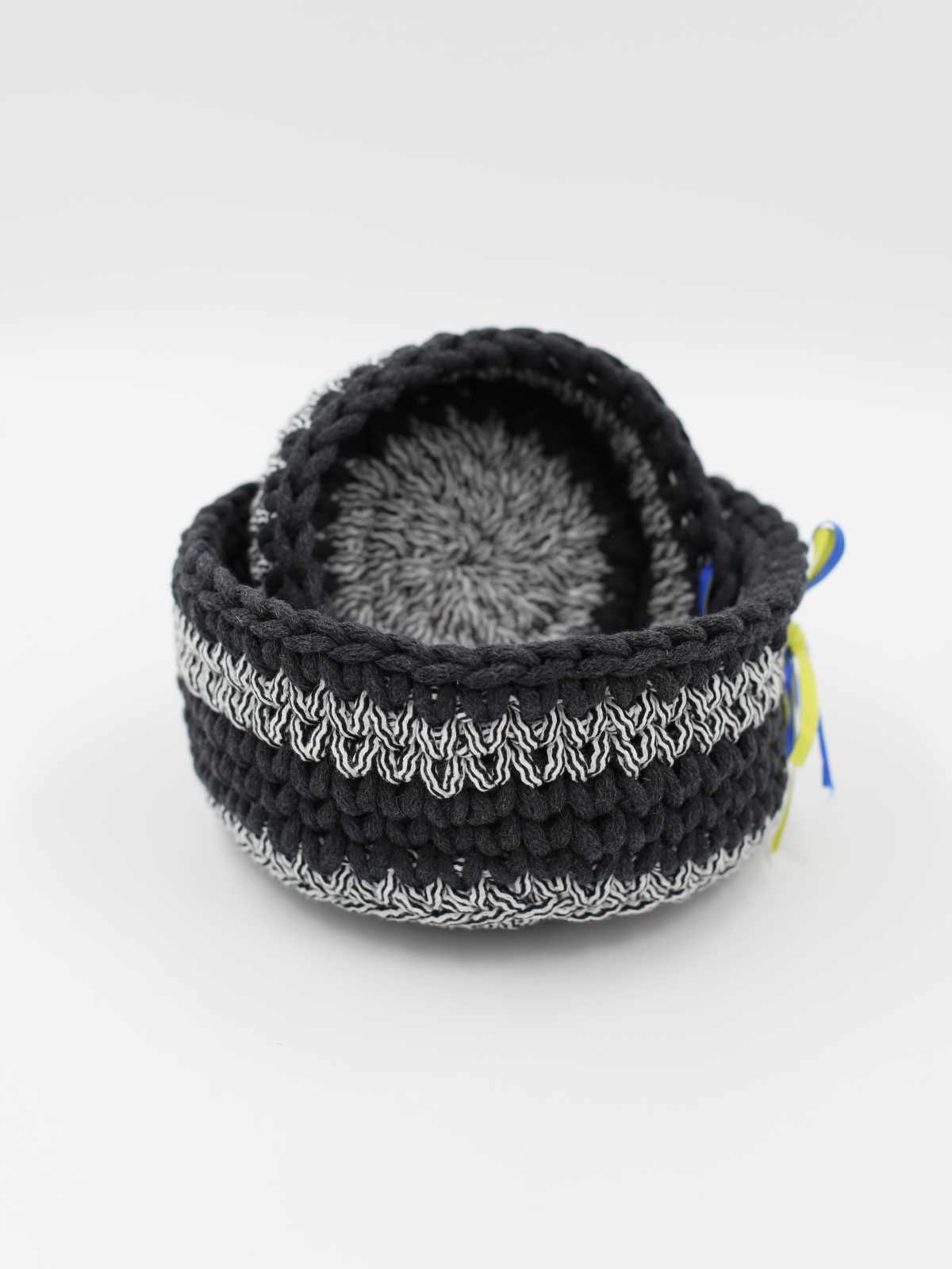 Zestaw plecionych koszy czarno szary