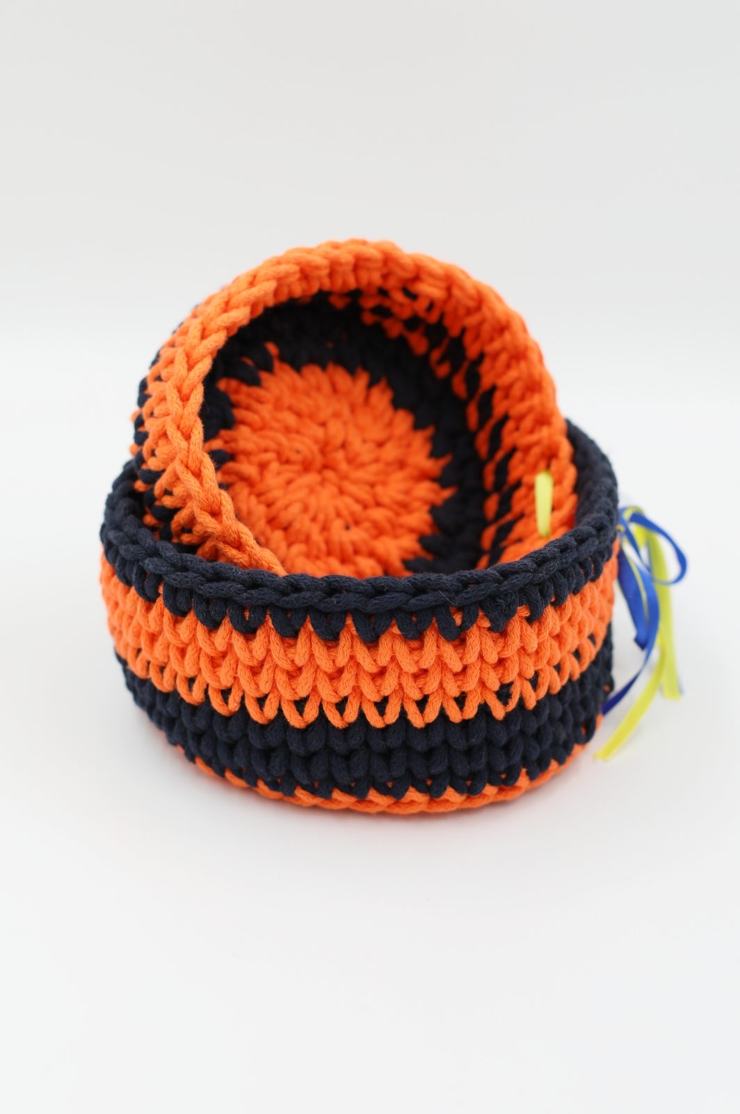 Zestaw plecionych koszy pomarańcz