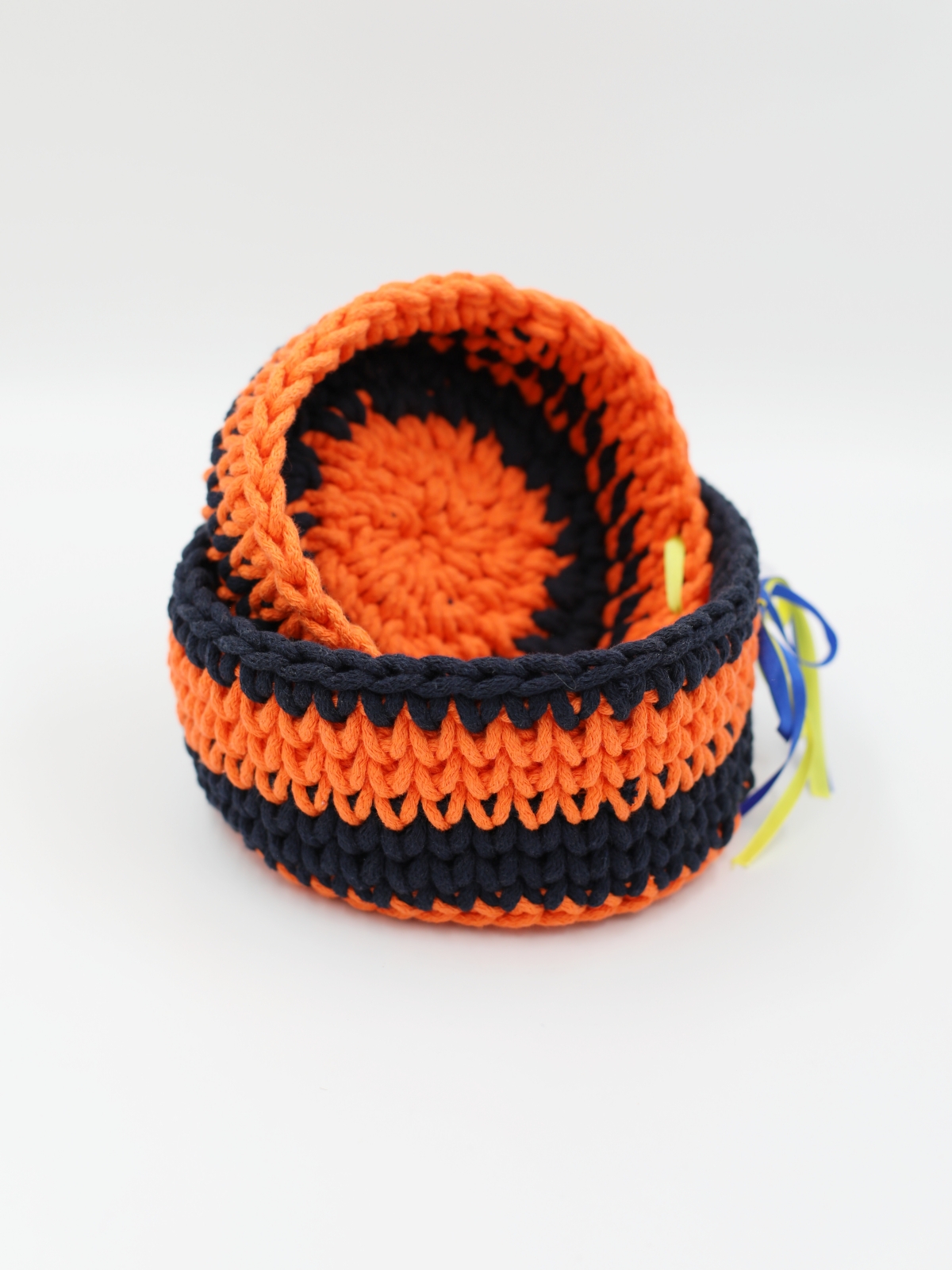 Zestaw plecionych koszy pomarańcz