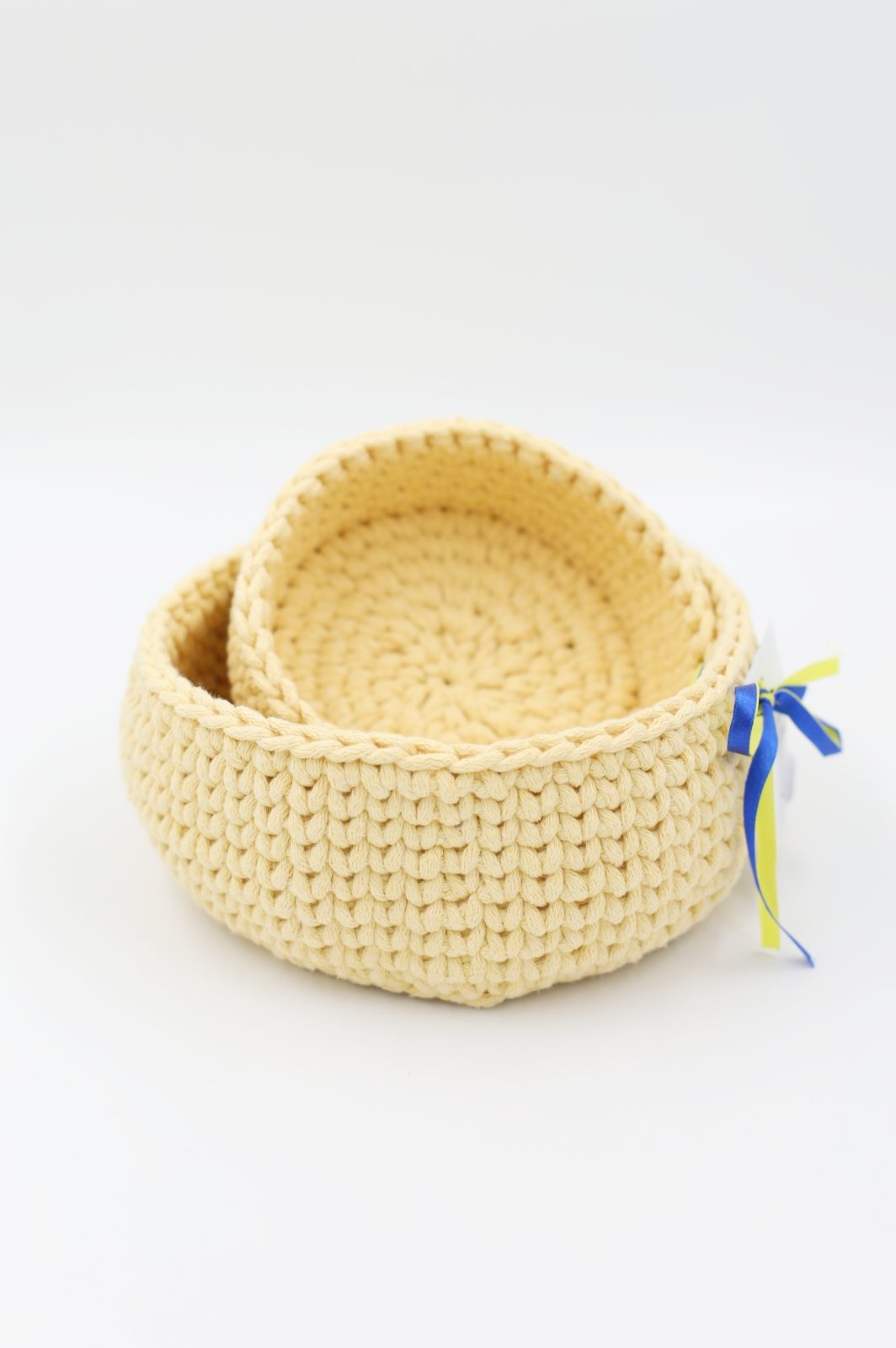 Zestaw plecionych koszy żółte