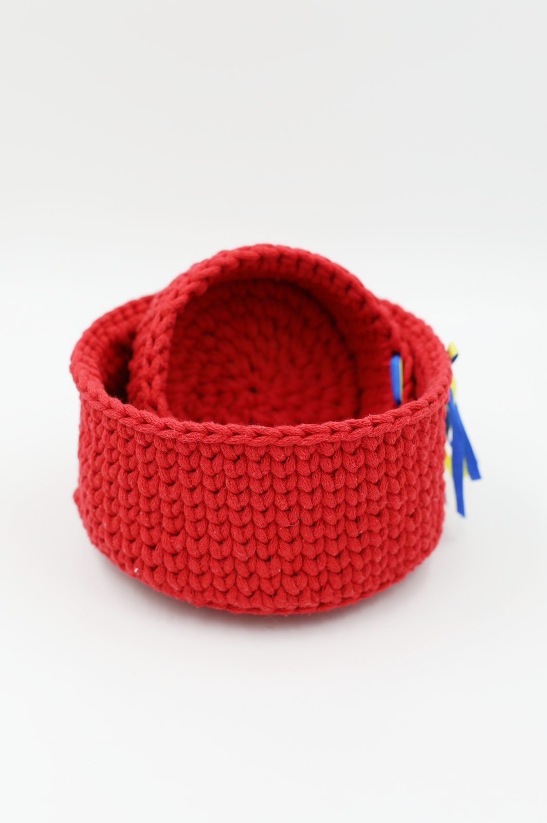 Zestaw plecionych koszy czerwień